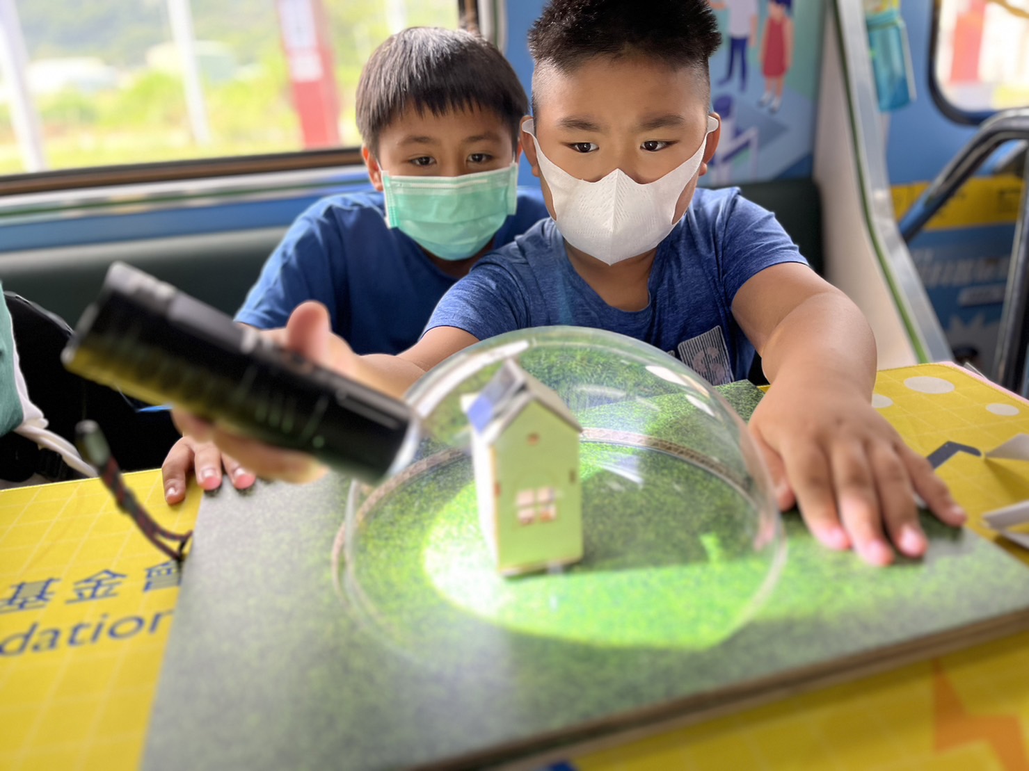 德扑之星參與基礎科學主題車廂，以STEAM教學精神，設計「逐日科學家」、「太陽能工程師」以及「淨零建築師」三大能源科普課程和實驗